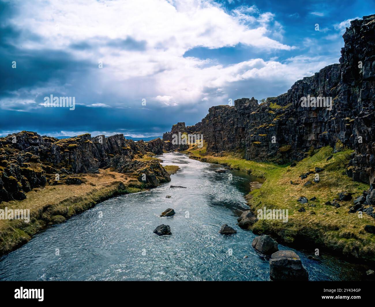 Ipnotiche vedute a volo d'uccello rivelano il fascino mistico dei paesaggi ricoperti di nebbia delle Isole Faroe Foto Stock