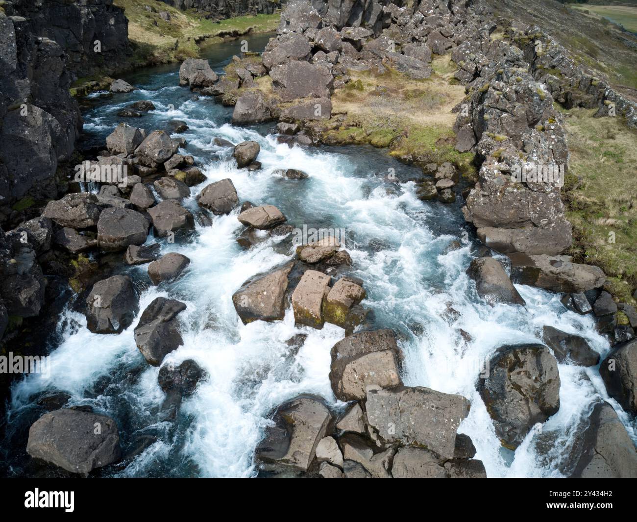 Ipnotiche vedute a volo d'uccello rivelano il fascino mistico dei paesaggi ricoperti di nebbia delle Isole Faroe Foto Stock