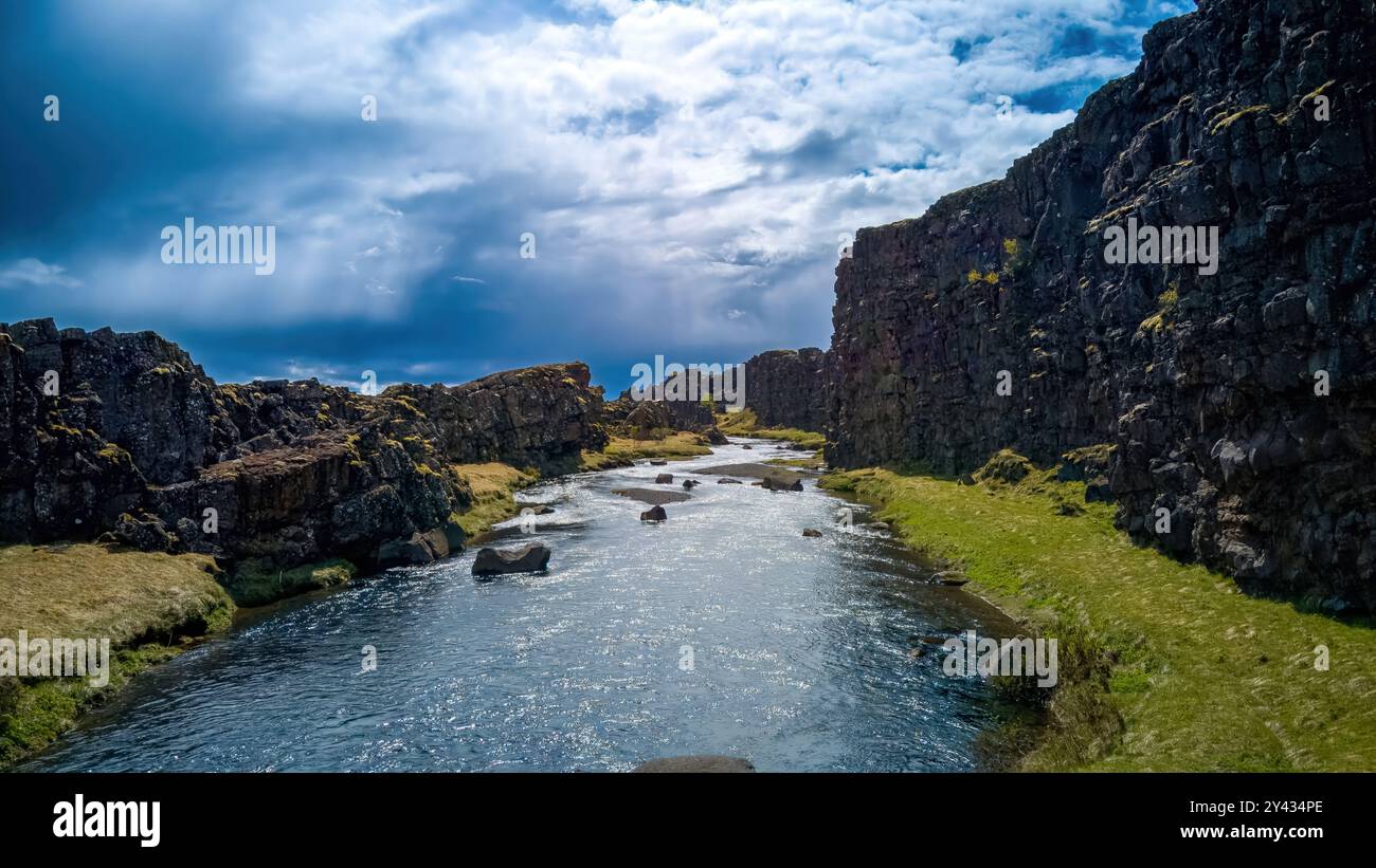 Ipnotiche vedute a volo d'uccello rivelano il fascino mistico dei paesaggi ricoperti di nebbia delle Isole Faroe Foto Stock