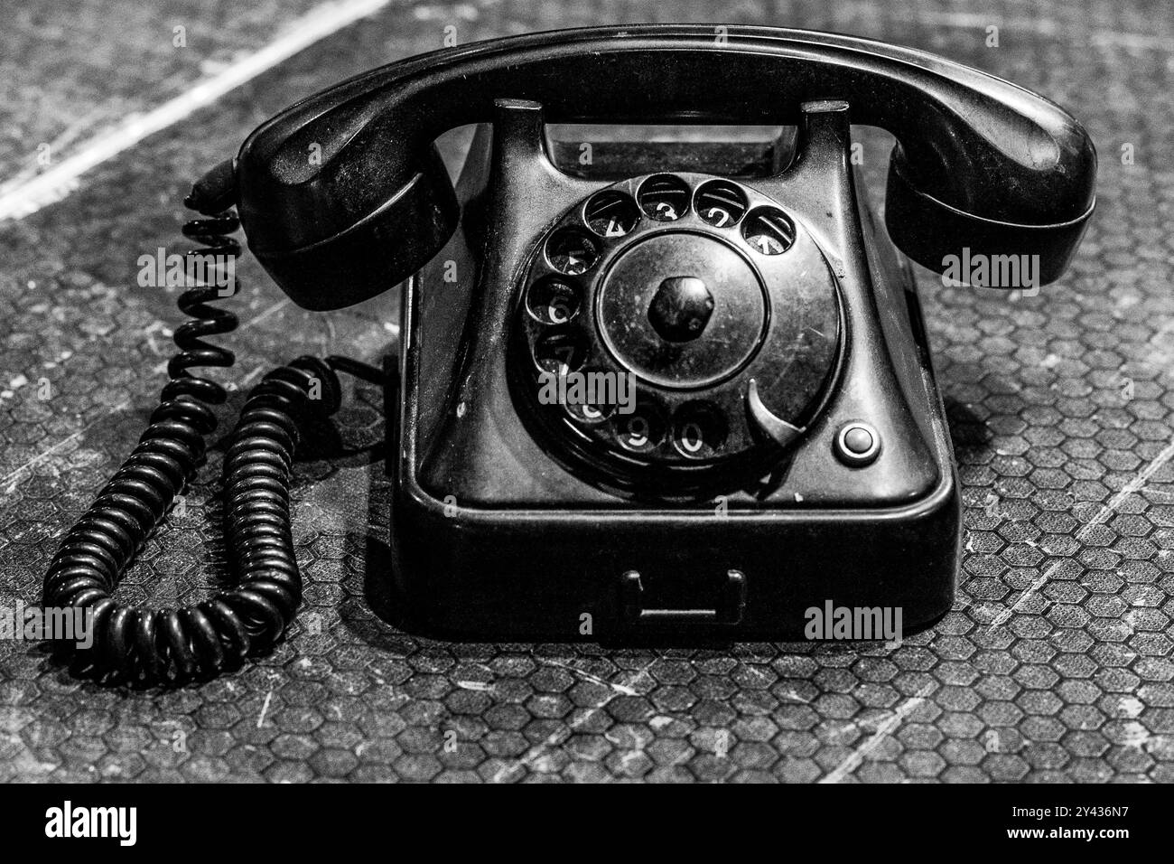 Retro Phone on the Ground (telefono retro a terra): Componi il mio numero, concetto di Wake-up Call (chiamata di sveglia). Foto Stock