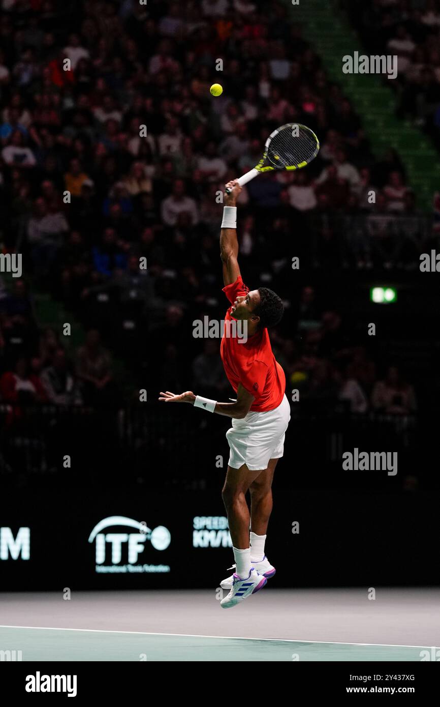 AO Arena, Manchester, Regno Unito. 15 settembre 2024. Finali della Coppa Davis, fase a gironi, gruppo D giorno 6; Felix Auger-Aliassime of Canada serve credito: Action Plus Sports/Alamy Live News Foto Stock