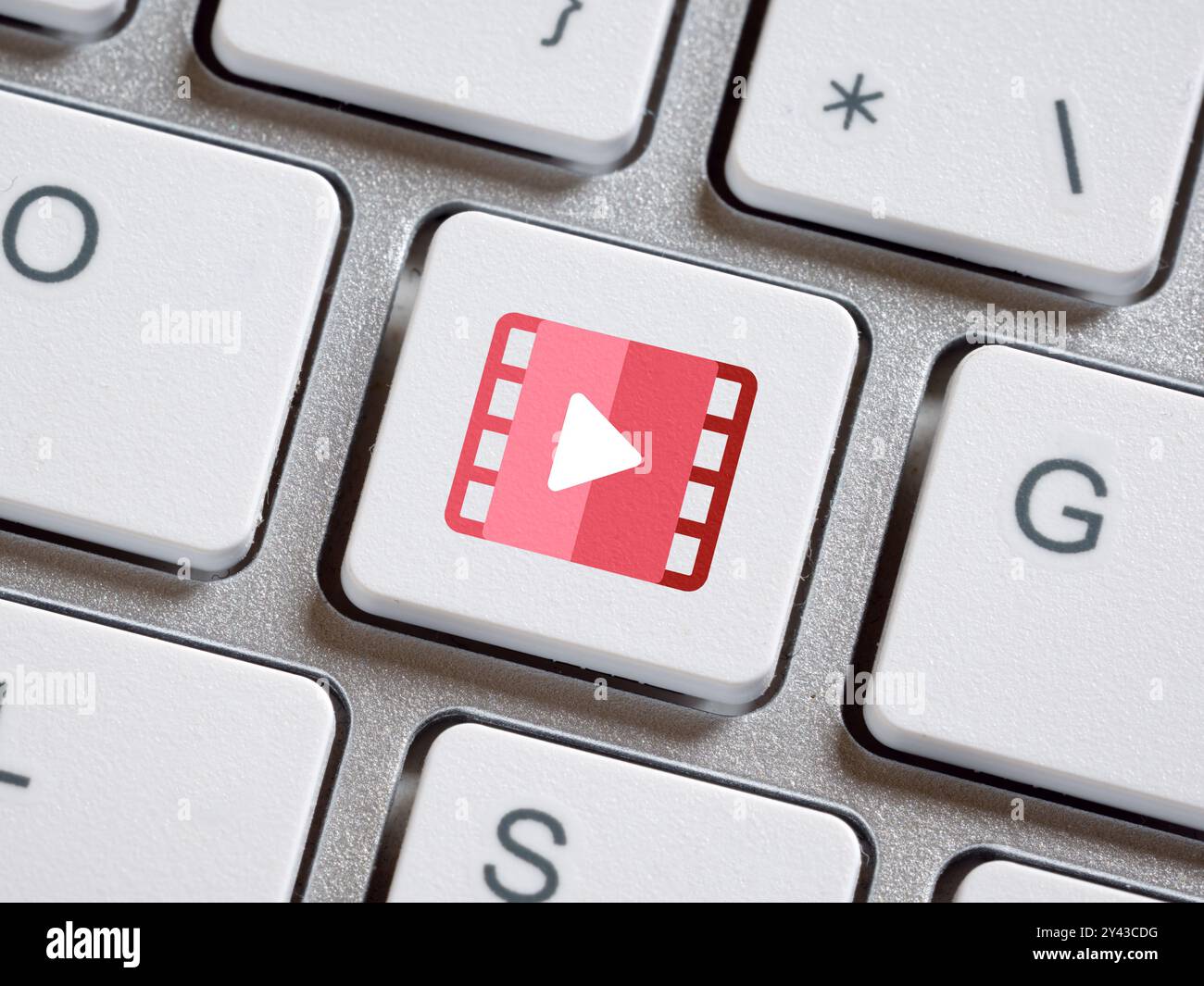 Guardare film online. Streaming video online su Internet, contenuti, TV, concerti, programmi o tutorial. Tastiera del computer con pulsante multimediale. Foto Stock