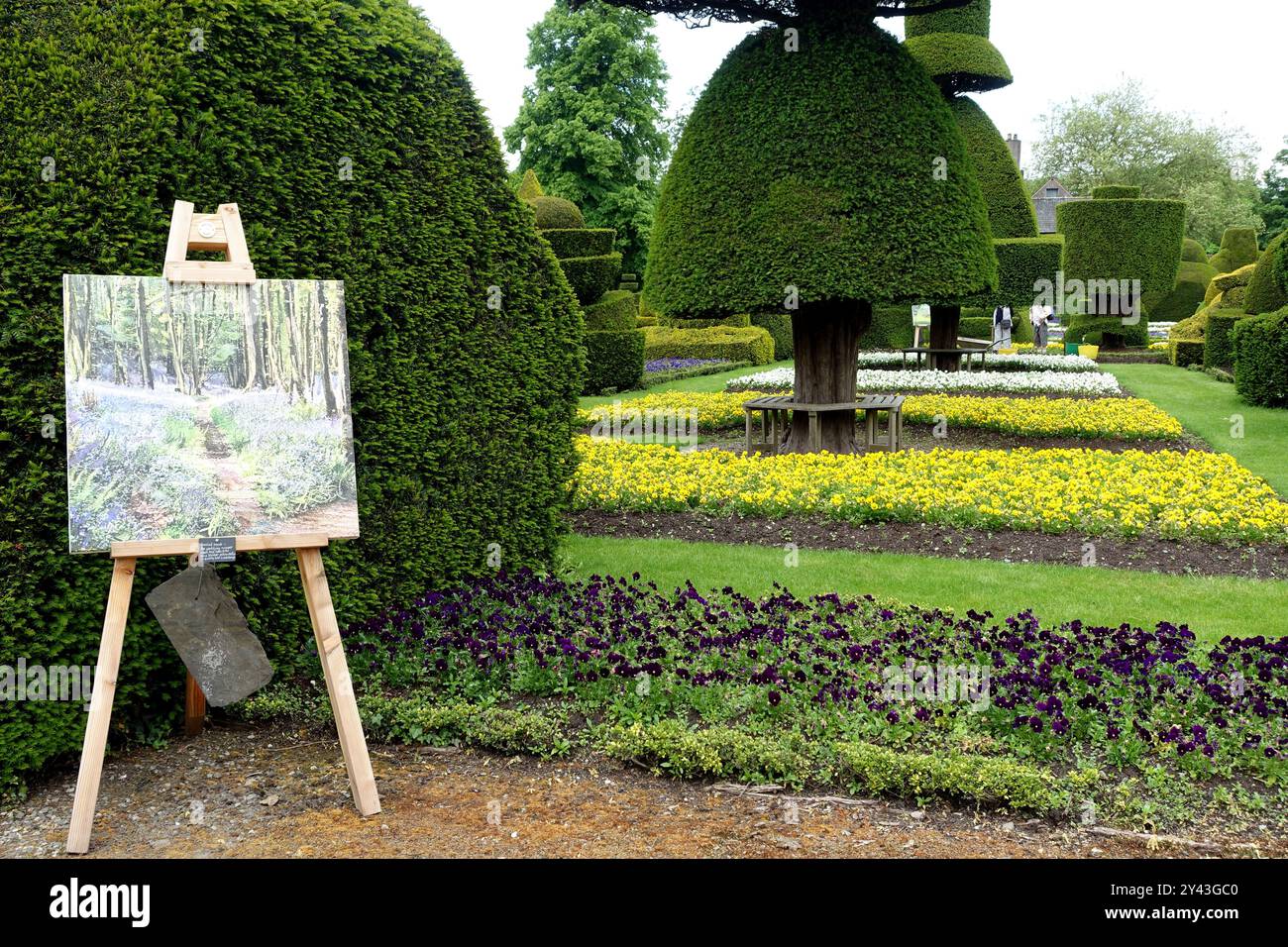Pittura a olio su un cavalletto a Levens Hall Manor House Gardens nel Lake District National Park, Cumbria, Inghilterra, Regno Unito. Foto Stock