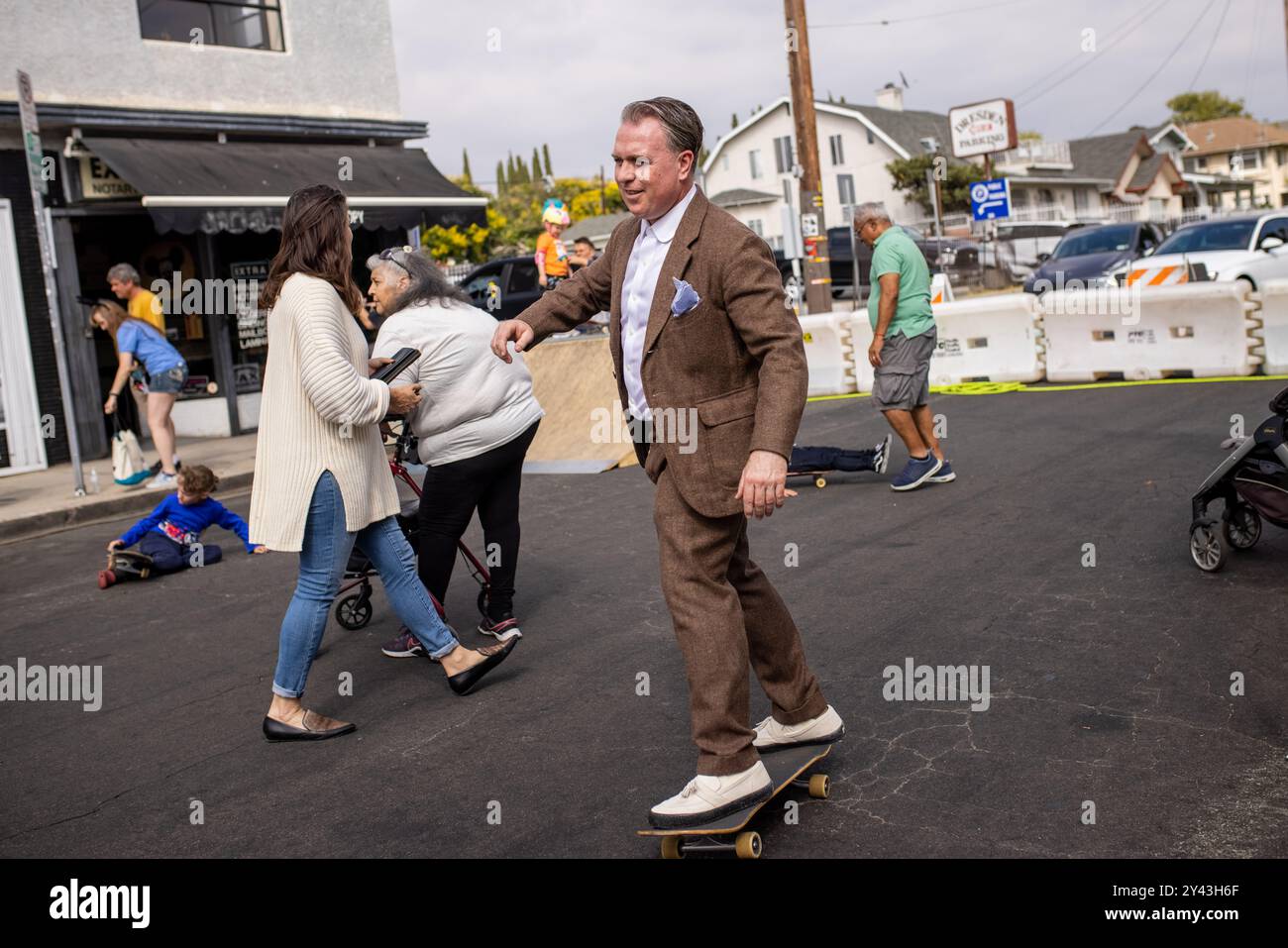 Un block party a Los Feliz, Stati Uniti, il 15 settembre 2024, dedica il sito del primo studio di Walt Disney, che opera lì dal 1925 al 1931. Il sito è dedicato come ''Disney Bros. Cartoon Studio Square.'' (Foto di J.W. Hendricks/NurPhoto) Foto Stock