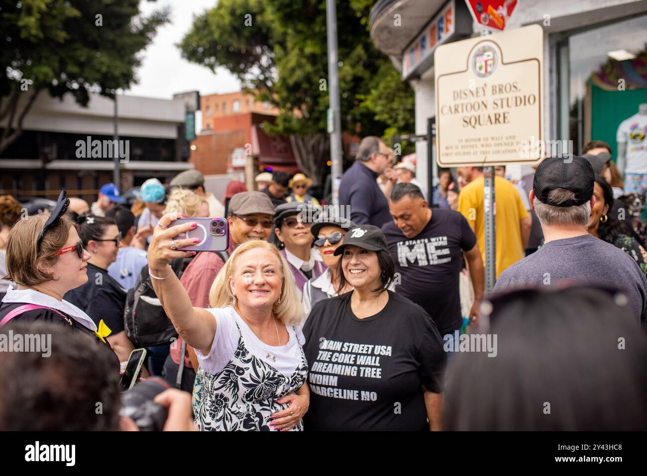 Un block party a Los Feliz, Stati Uniti, il 15 settembre 2024, dedica il sito del primo studio di Walt Disney, che opera lì dal 1925 al 1931. Il sito è dedicato come ''Disney Bros. Cartoon Studio Square.'' (Foto di J.W. Hendricks/NurPhoto) Foto Stock