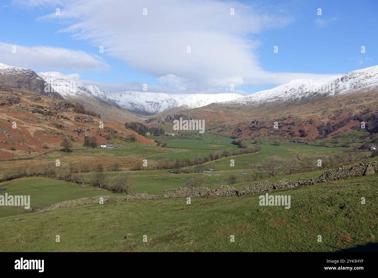 La Kentmere Valley e la Snow coprirono la catena montuosa "High Street" dal Cart Track a stile End nel Lake District National Park, Cumbria, Regno Unito Foto Stock