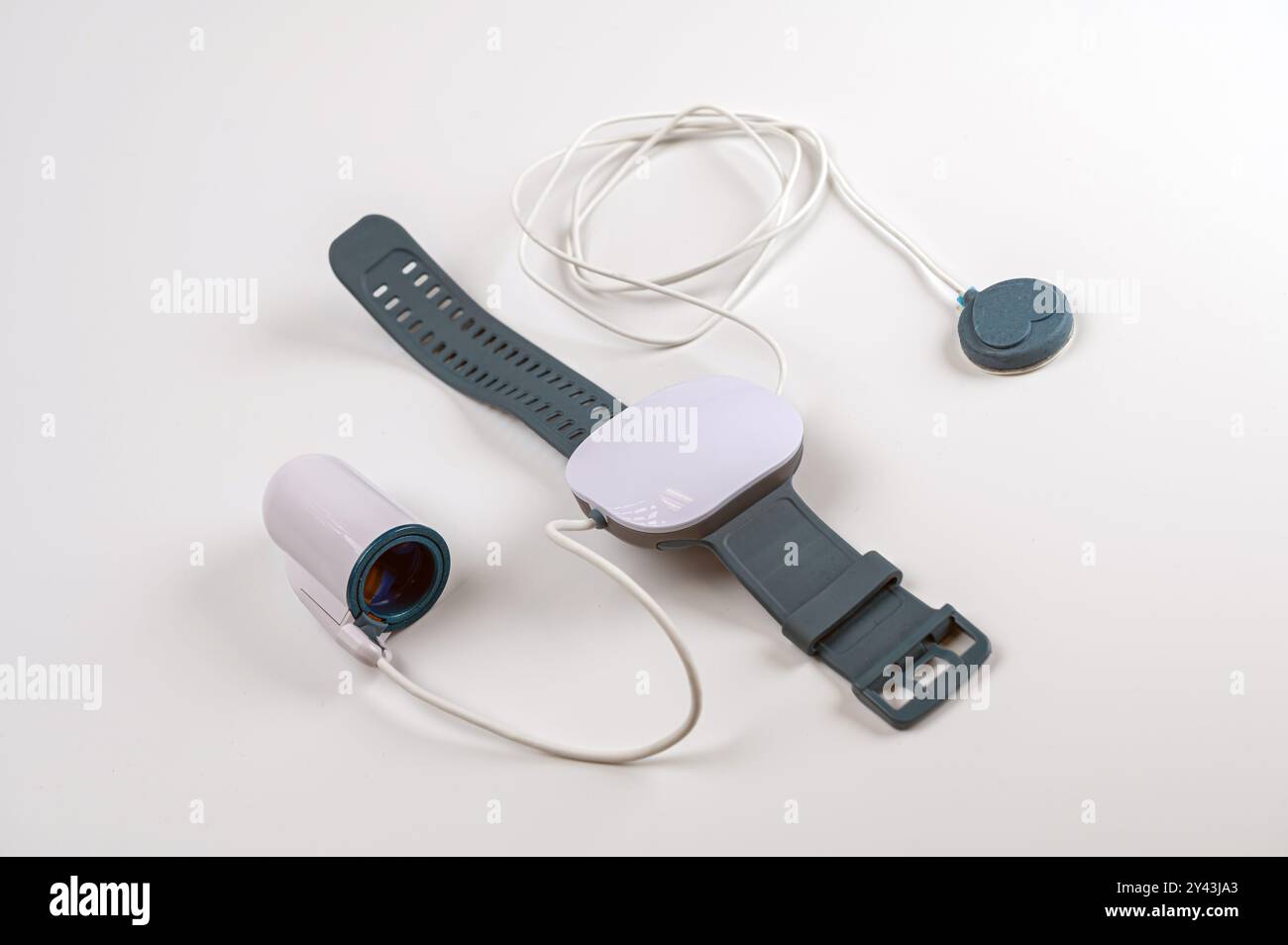 Kit dispositivo medico diagnostico apnea sonno isolato su sfondo bianco Foto Stock