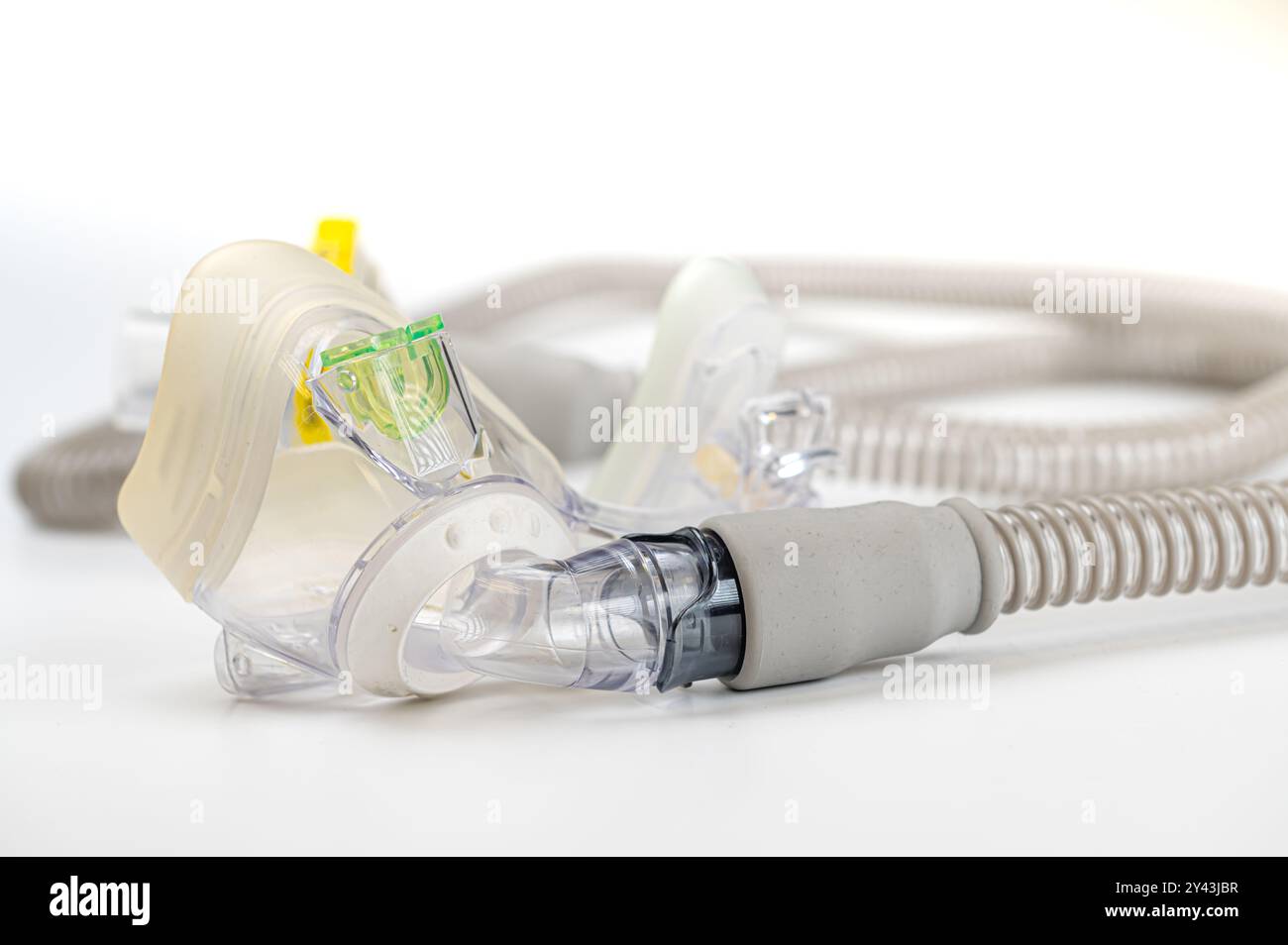 Dispositivo medico noto come CPAP (Continuous positive Airway Pressure-mask) e tubo flessibile isolato su bianco Foto Stock