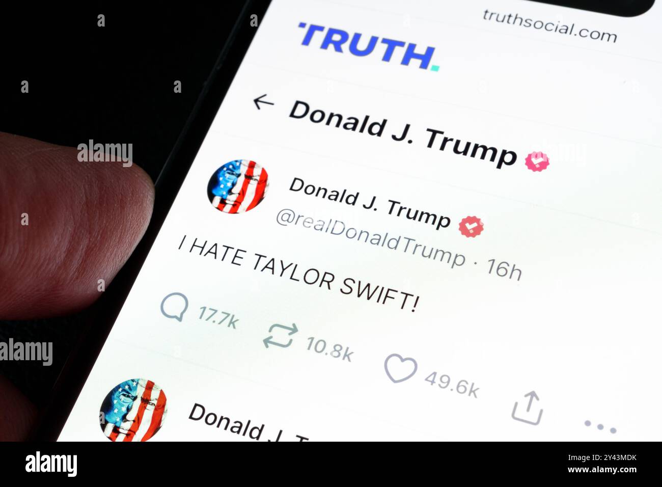 Il post ufficiale di Donald Trump su Taylor Swift sulla sua piattaforma Truth Social visto sullo schermo di iphone. Stafford, Regno Unito, 16 settembre 2024 Foto Stock