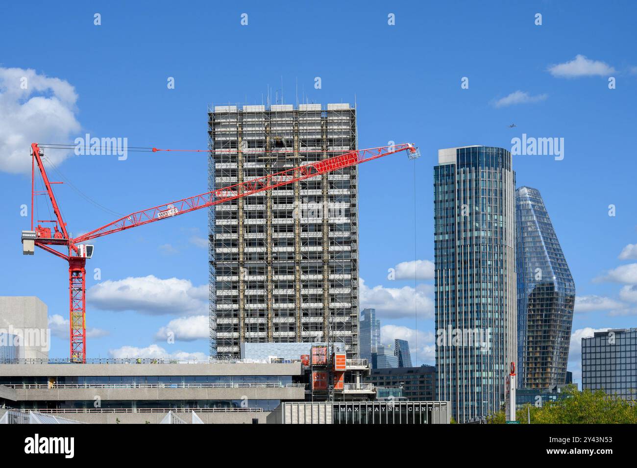 Londra, Regno Unito. Lavori di costruzione sulla South Bank vista sopra il Southbank Centre, tra cui ITV Tower e One Blackfriars Foto Stock