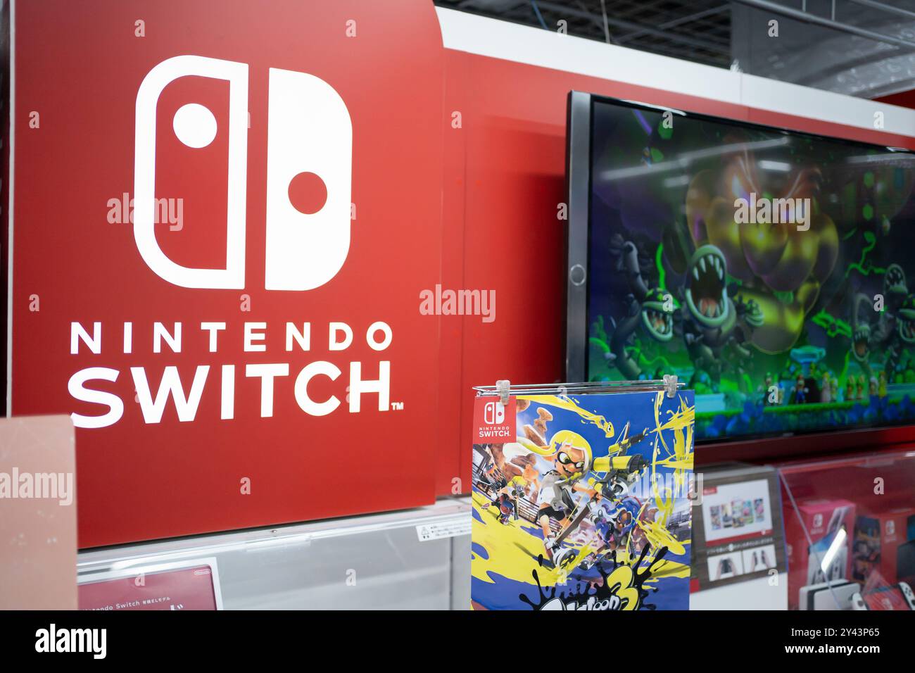 Tokyo, Giappone - 2 marzo 2024: Esposizione di Nintendo Switch nel centro commerciale. Foto Stock