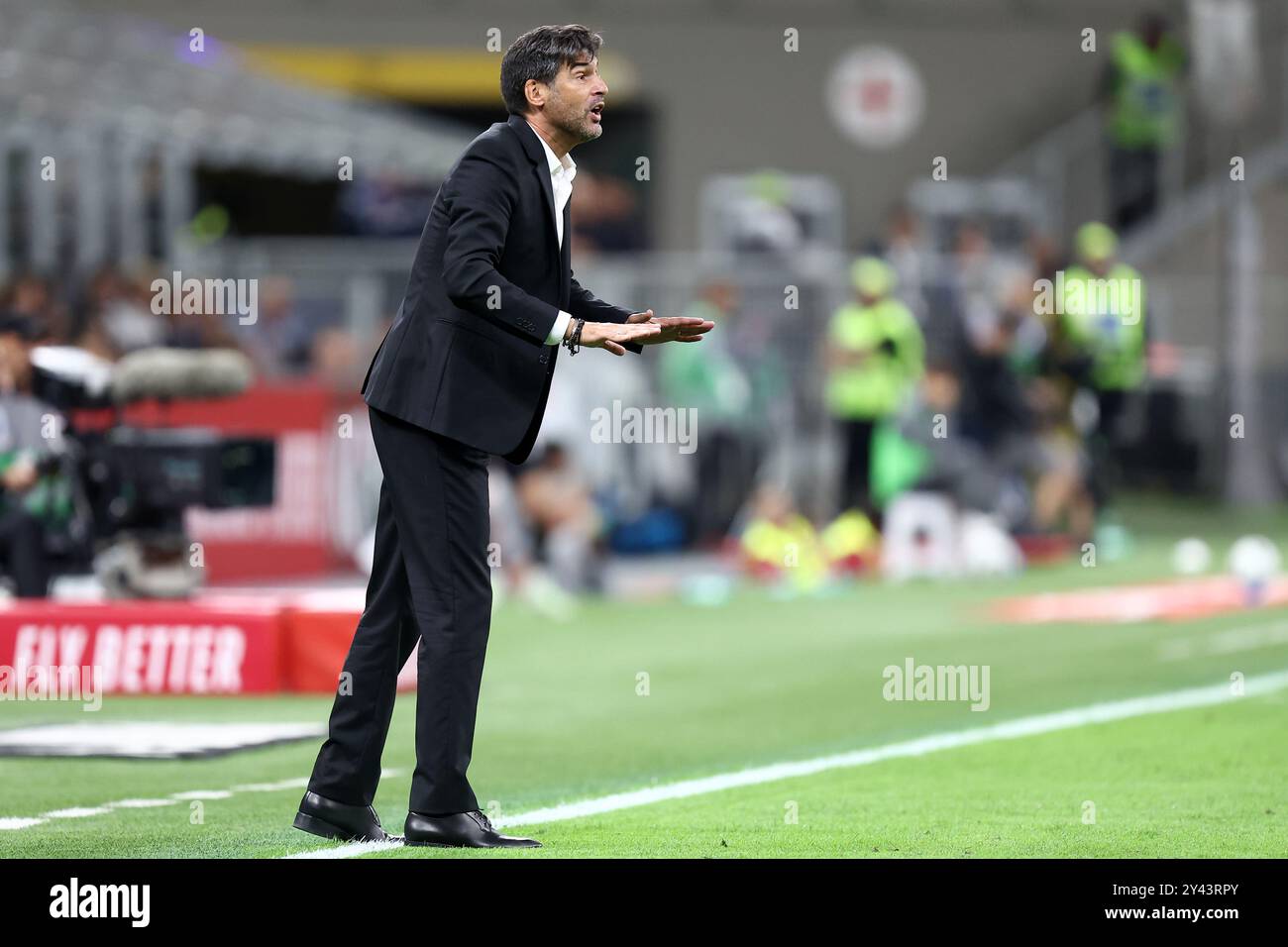 Paulo Fonseca, capo allenatore del Milan gesti durante la partita di serie A tra l'AC Milan e il Venezia FC allo Stadio Giuseppe Meazza il 14 settembre 2024 a Milano. Foto Stock