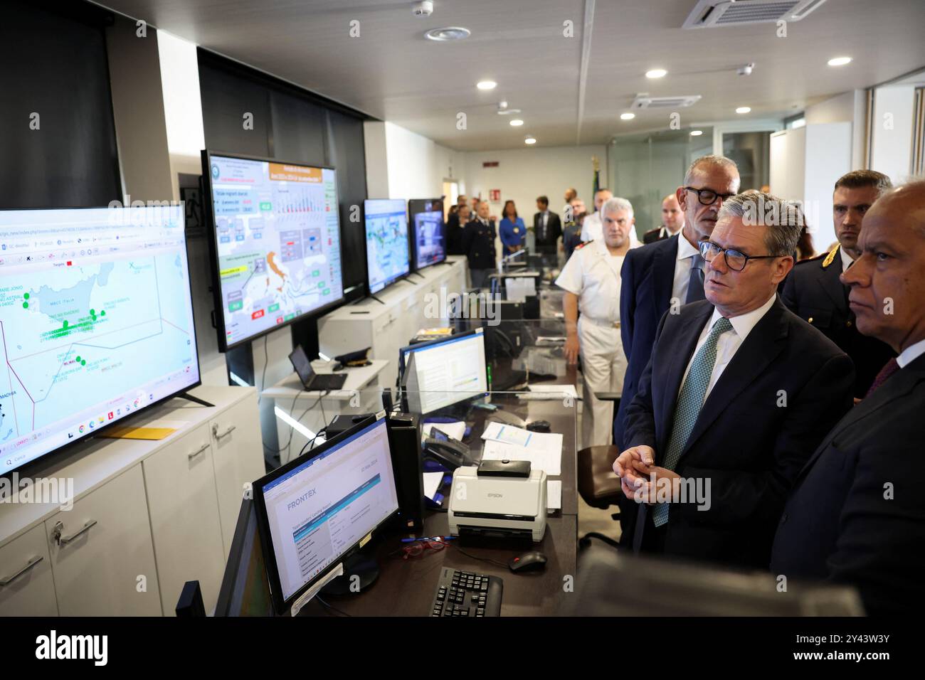 Il primo Ministro Sir Keir Starmer guarda gli schermi che mostrano il traffico marittimo al largo delle coste italiane durante la sua visita al Centro di coordinamento Nazionale di Roma. Data foto: Lunedì 16 settembre 2024. Foto Stock