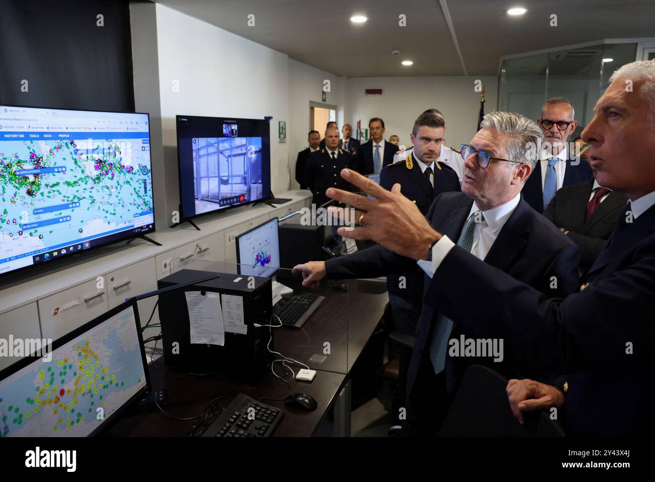 Il primo Ministro Sir Keir Starmer guarda gli schermi che mostrano il traffico marittimo al largo delle coste italiane durante la sua visita al Centro di coordinamento Nazionale di Roma. Data foto: Lunedì 16 settembre 2024. Foto Stock