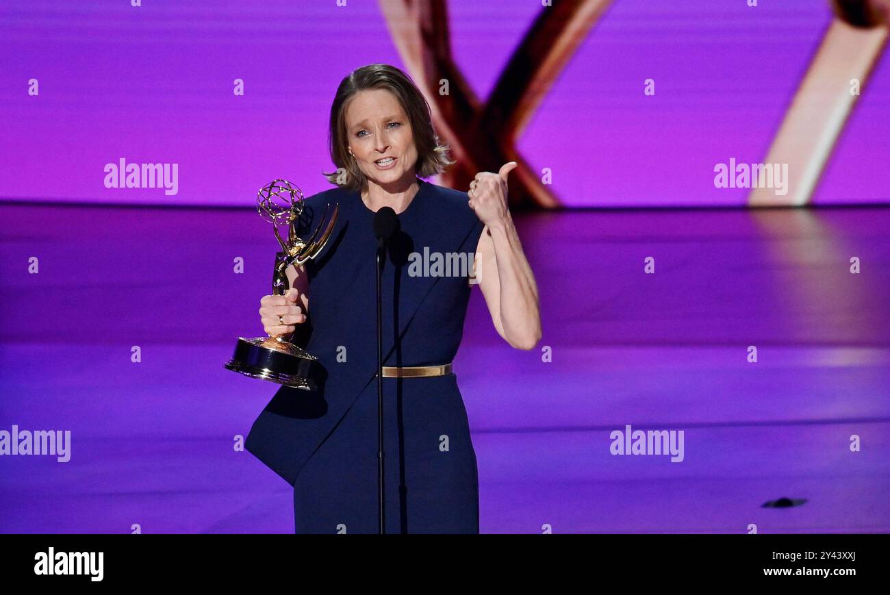 Los Angeles, Stati Uniti. 15 settembre 2024. Jodie Foster accetta il premio Outstanding Lead Actress in a Limited o Anthology Series o Movie per "True Detective" sul palco durante il 76° Primetime Emmy Awards al Peacock Theater di Los Angeles domenica 15 settembre 2024. Foto di Jim Ruymen. Crediti: UPI/Alamy Live News Foto Stock