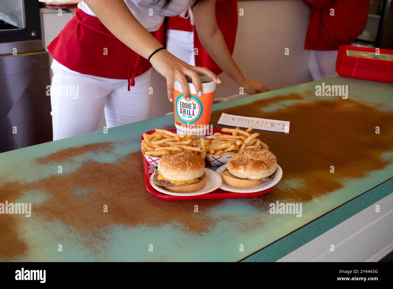 Hamburger e patatine fritte su un vassoio all'Eddie's Grill Foto Stock