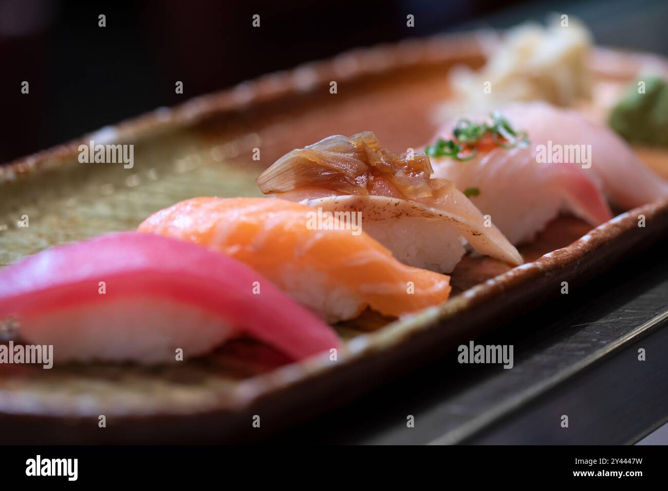 Una varietà di sashimi giapponesi su un piatto Foto Stock