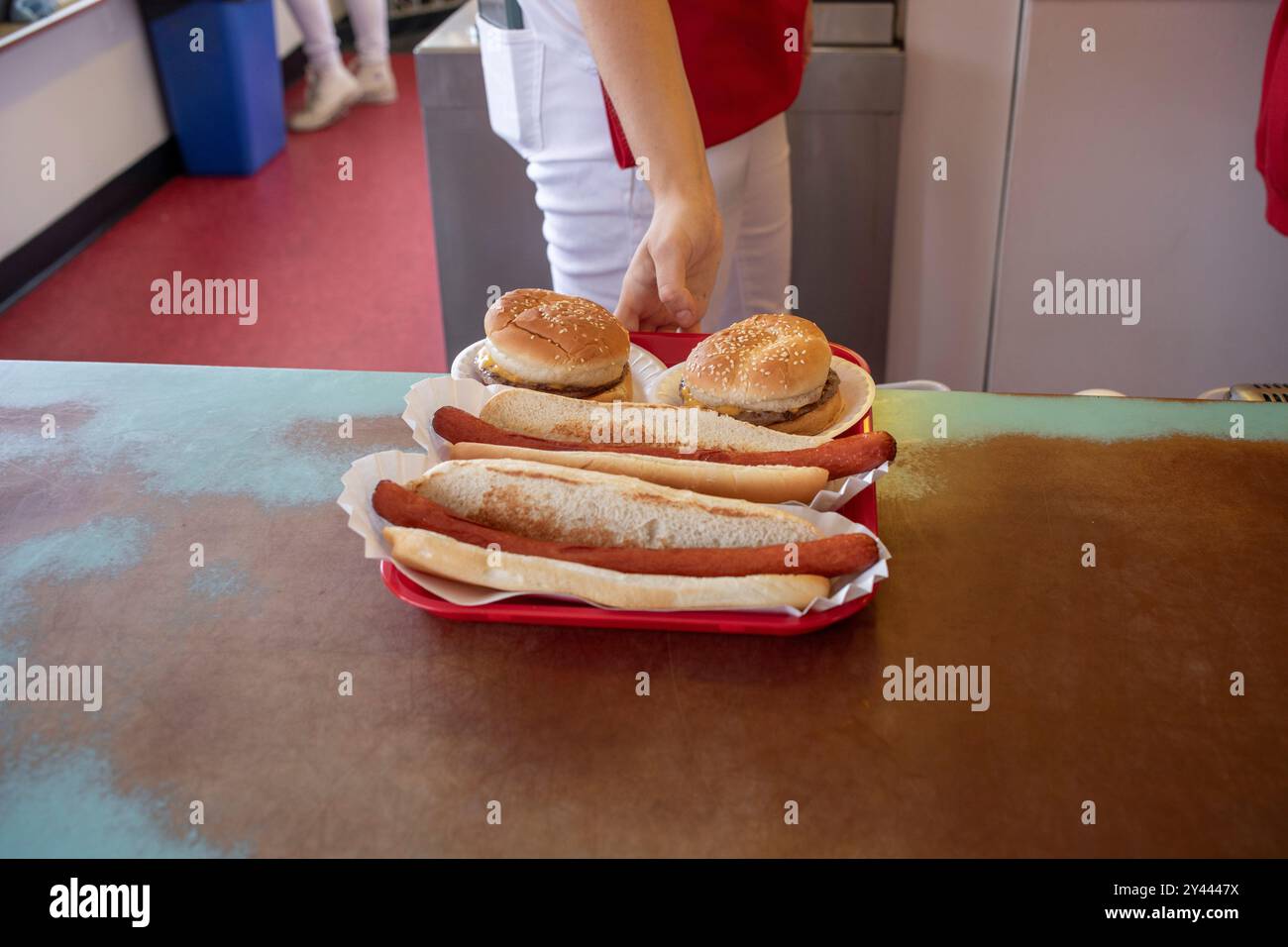 Un vassoio della caffetteria con hot dog e hamburger Foto Stock