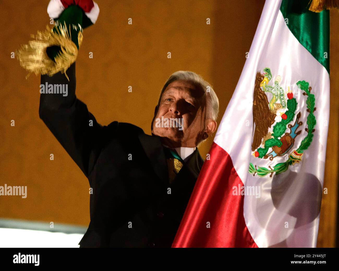 Città del Messico, città del Messico, Messico. 15 settembre 2024. La notte di questo 15 settembre, il presidente del Messico, ANDRES MANUEL LOPEZ OBRADOR, dà il suo ultimo grido d'indipendenza sul balcone principale del Palazzo Nazionale. Â . La forte pioggia non ha impedito a migliaia di messicani di andare a Zocalo della capitale per celebrare l'evento tradizionale con il presidente. Crediti: ZUMA Press, Inc./Alamy Live News Foto Stock