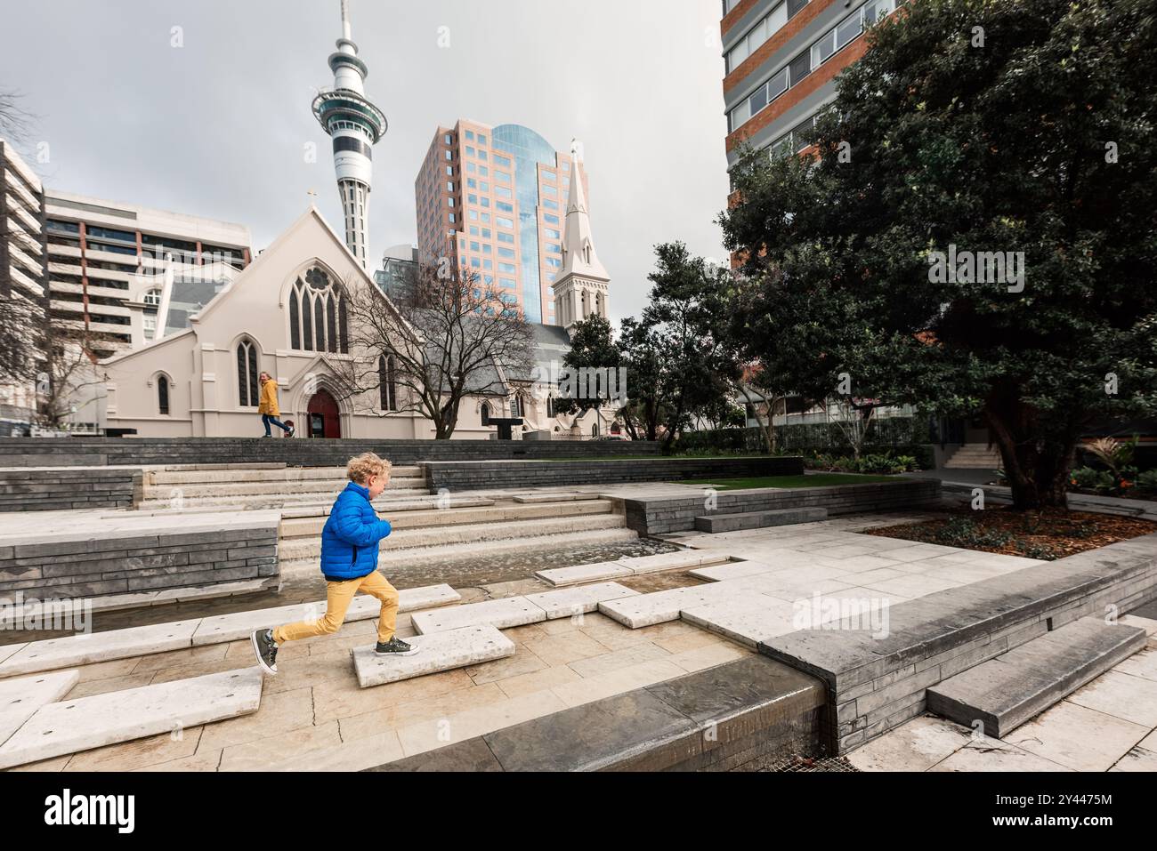 Bambini che saltano sul sentiero di Auckland, nuova Zelanda Foto Stock