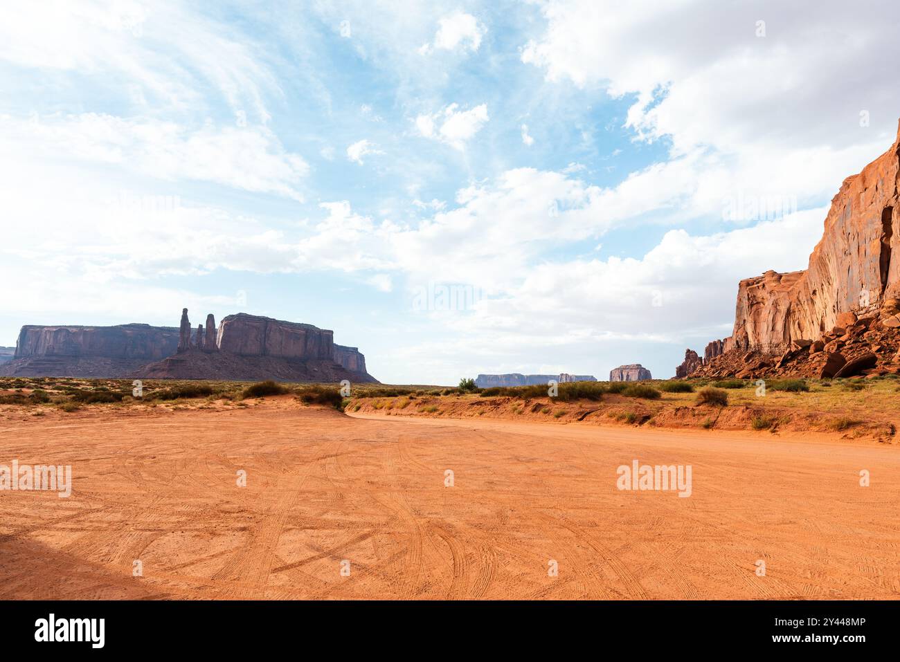 Ampia vista di mesa e rampe nel deserto della Monument Valley. Foto Stock