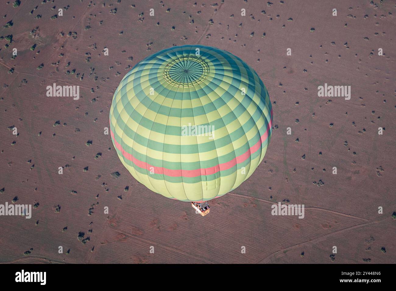 Vista aerea di una mongolfiera verde, che vola sopra il deserto di Agafay in Marocco, nel nord Africa Foto Stock