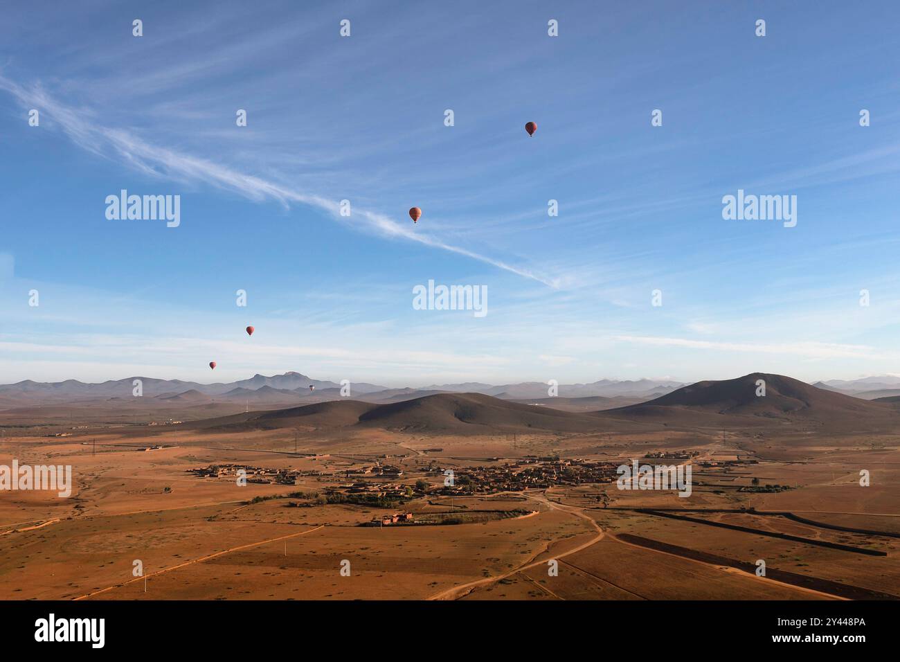 Numerose mongolfiere, sorvolando il deserto di Agafay, vicino a Marrakech, in Marocco, nelle prime ore di una mattina di primavera. Foto Stock