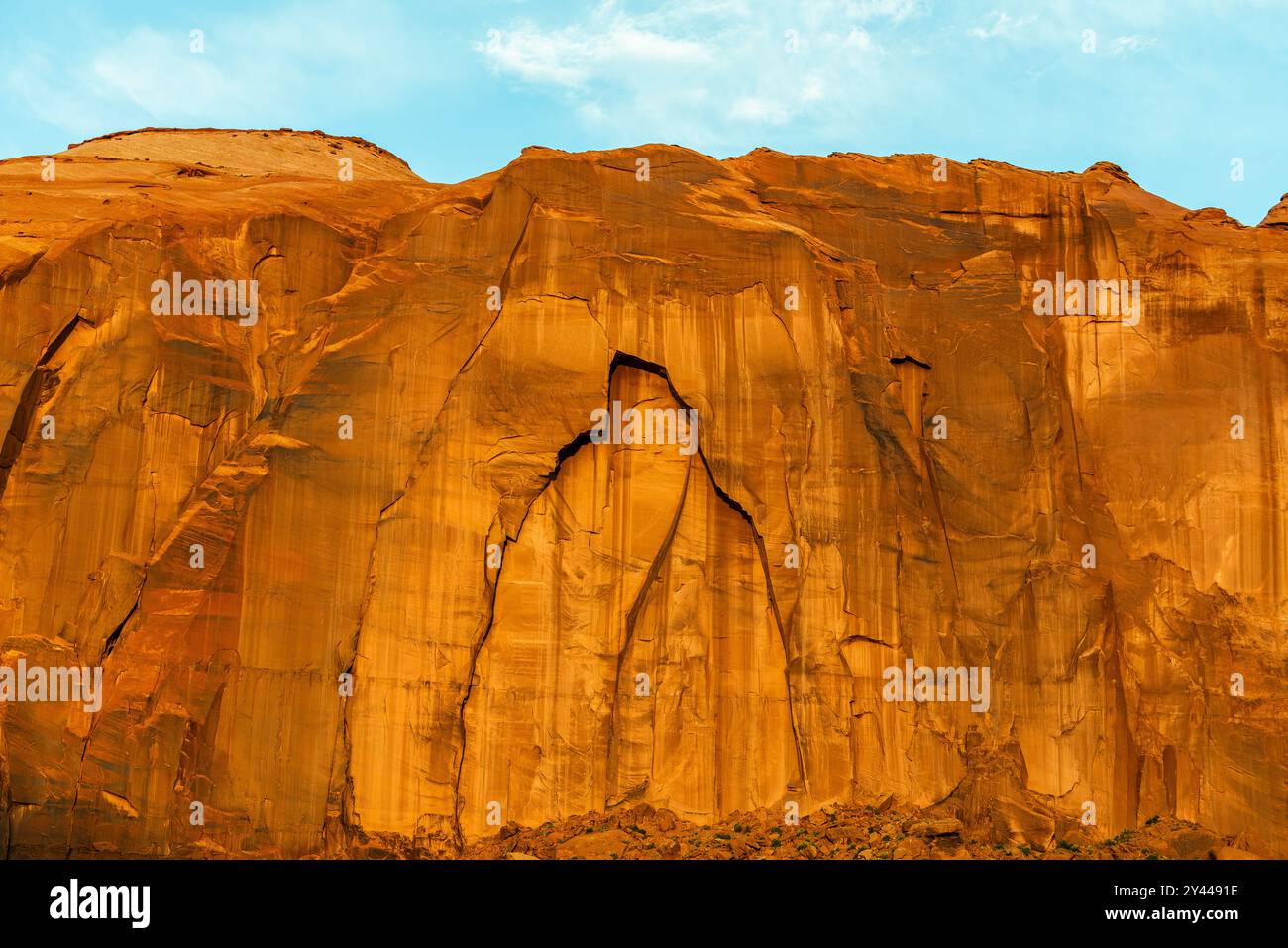 Parete di arenaria dorata nella Monument Valley sotto una luce soffusa. Foto Stock