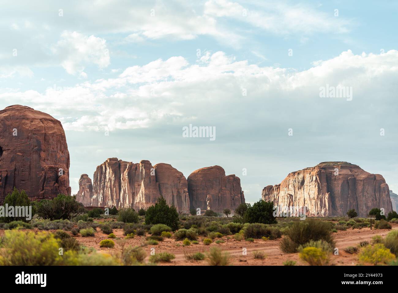 Paesaggio della Monument Valley con torreggianti formazioni rocciose Foto Stock
