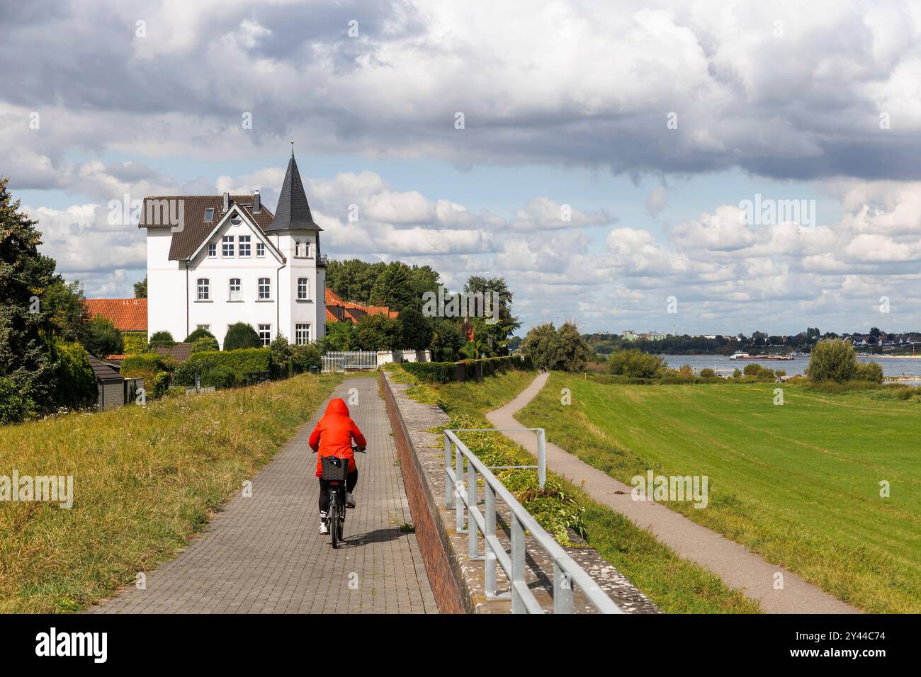 villa sul fiume Reno nel distretto di Langel, Merkenich, Colonia, Germania. Villa am Rheindeich im Stadtteil Langel, Merkenich, Koeln, Deutschl Foto Stock