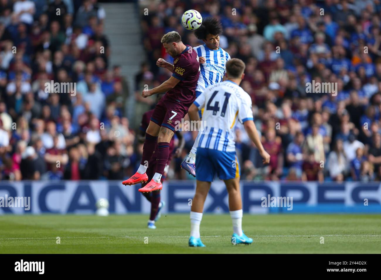 Wes Burns of Ipswich Town e Kaoru Mitoma of Brighton & Hove Albion - Brighton & Hove Albion V Ipswich Town, Premier League, Amex Stadium, Brighton, Regno Unito - 14 settembre 2024 solo uso editoriale - si applicano restrizioni DataCo Foto Stock