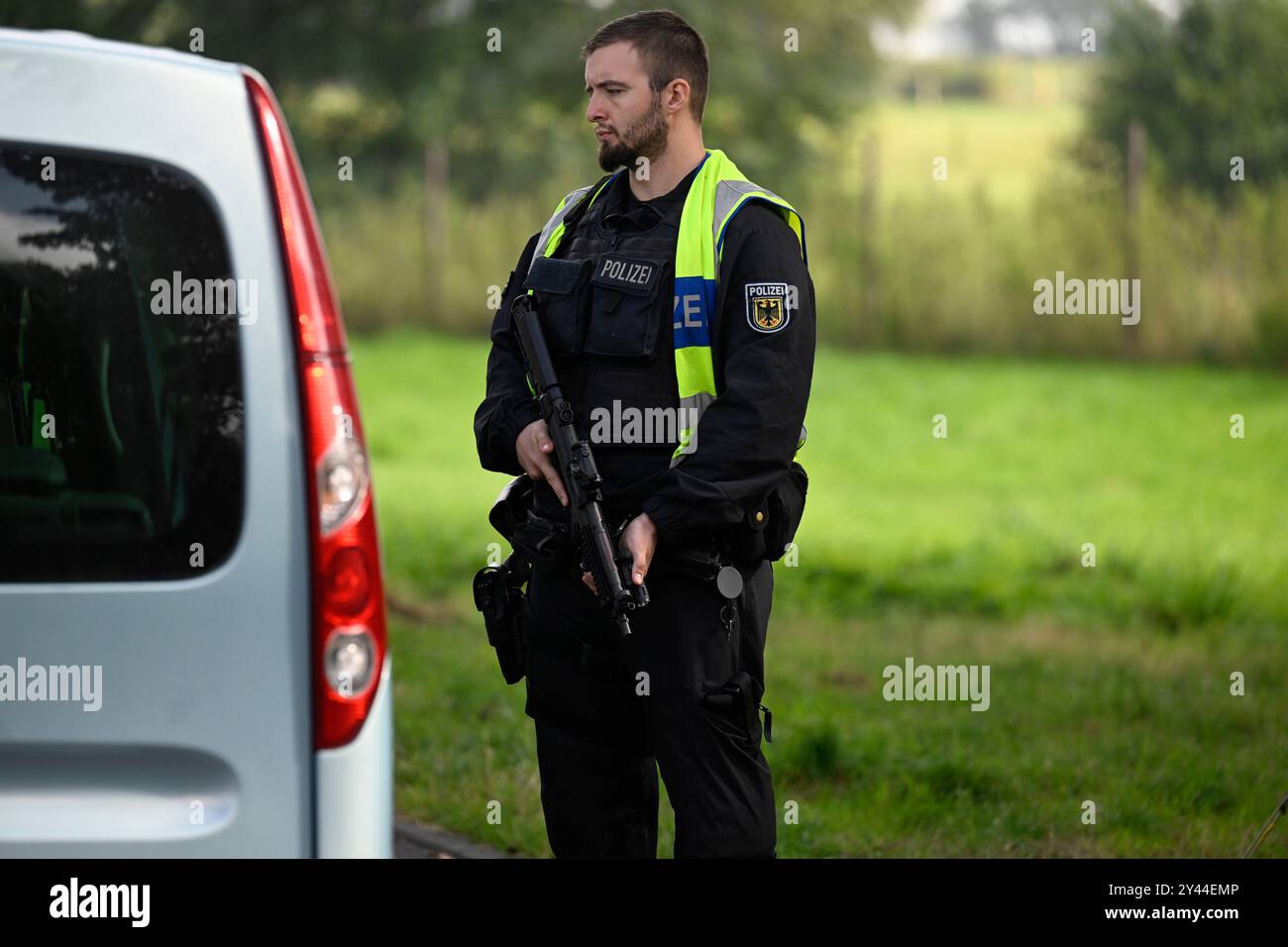 Aquisgrana, Germania. 16 settembre 2024. Gli agenti di polizia federale controllano i veicoli che entrano in Germania al confine con il Belgio. A mezzanotte, la polizia ha iniziato i controlli contro l'ingresso non autorizzato in Germania. A seguito dell'attacco con coltello a Solingen, il governo tedesco ha introdotto misure più severe ai confini per combattere l'ingresso illegale. Crediti: Roberto Pfeil/dpa/Alamy Live News Foto Stock