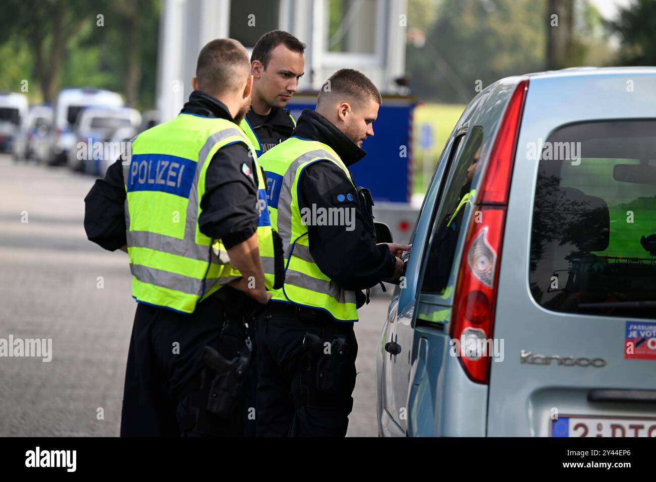 Aquisgrana, Germania. 16 settembre 2024. Gli agenti di polizia federale controllano i veicoli che entrano in Germania al confine con il Belgio. A mezzanotte, la polizia ha iniziato i controlli contro l'ingresso non autorizzato in Germania. A seguito dell'attacco con coltello a Solingen, il governo tedesco ha introdotto misure più severe ai confini per combattere l'ingresso illegale. Crediti: Roberto Pfeil/dpa/Alamy Live News Foto Stock