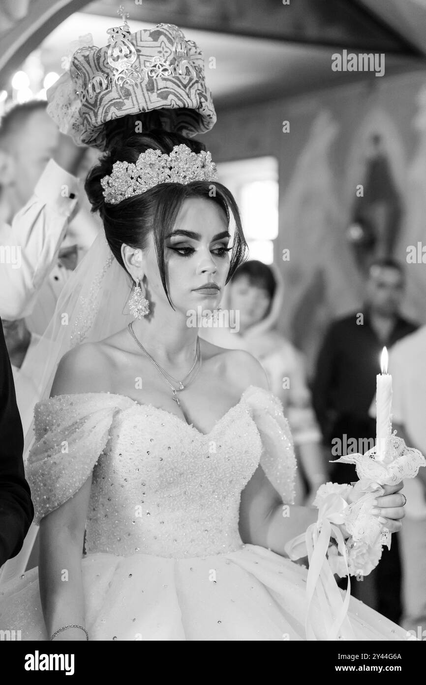 Elegante candela da sposa in tradizionale cerimonia nuziale. Foto Stock