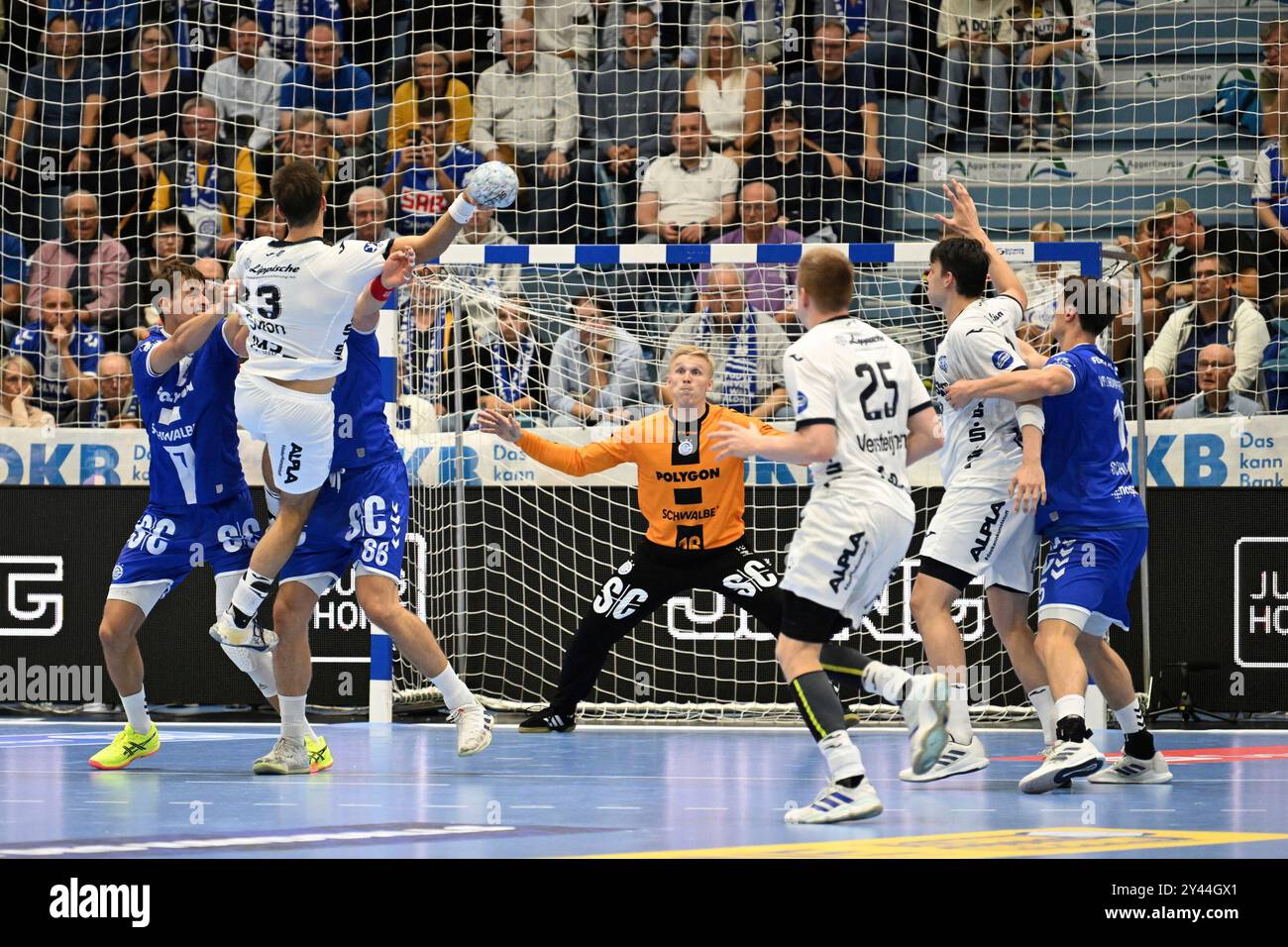 Tim Suton (TBV Lemgo Lippe 23) beim Wurf gegen Julian Koester (VfL Gummersbach 7), Stepan Zeman (VfL Gummersbach 66) und Bertram Obling (VfL Gummersbach 16) VfL Gummersbach vs. TBV Lemgo Lippe, Handball, Daikin 1. Bundesliga, 2. Spieltag, Spielzeit 2024-2025, Schwalbe Arena Gummersbach, 15,09.2024 foto: Eibner-Pressefoto/Juergen Augst Foto Stock