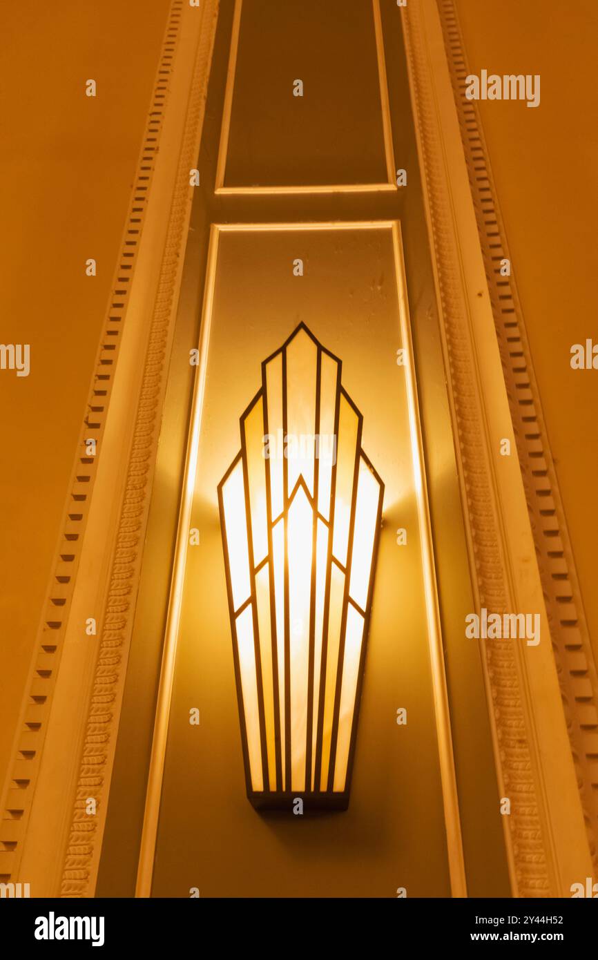 Inghilterra, Kent, Whitstable, Peter Cushing Wetherspoon Pub, applique Art Deco Foto Stock