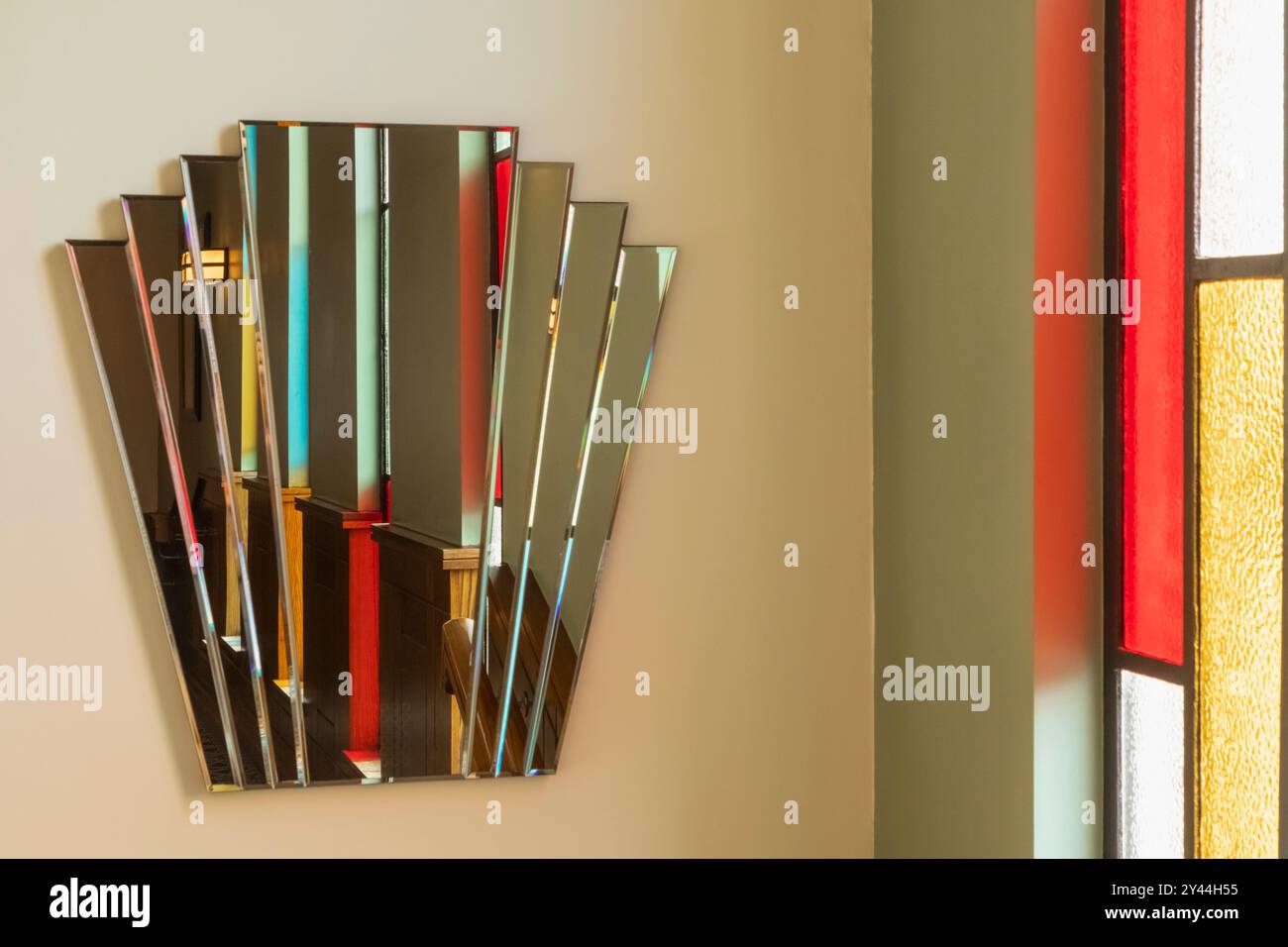 Inghilterra, Kent, Whitstable, The Peter Cushing Wetherspoon Pub, Art Deco Wall Mirror Foto Stock