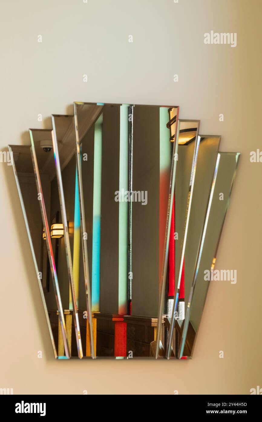 Inghilterra, Kent, Whitstable, The Peter Cushing Wetherspoon Pub, Art Deco Wall Mirror Foto Stock
