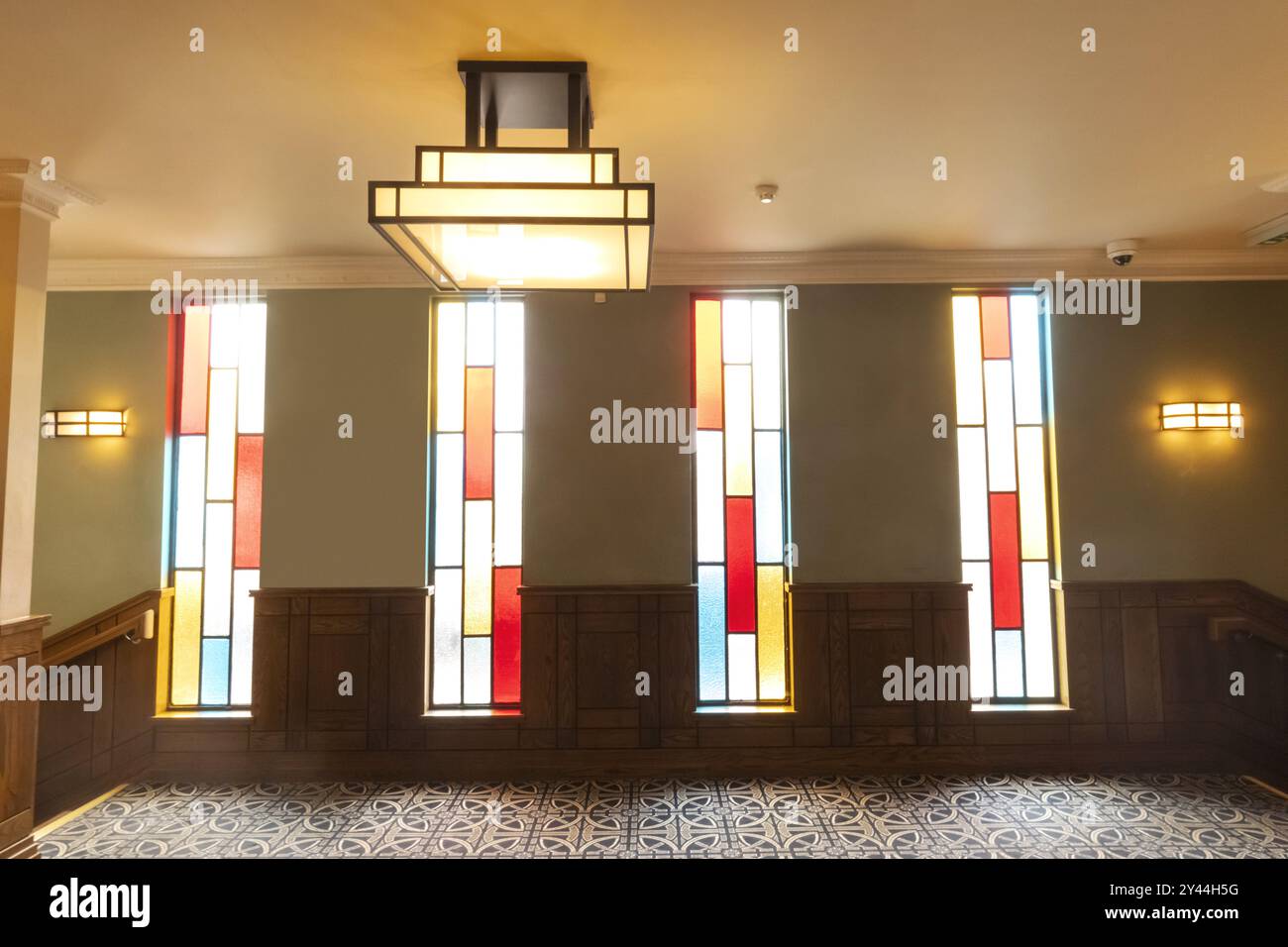 England, Kent, Whitstable, The Peter Cushing Wetherspoon Pub, colorate finestre Art Deco Foto Stock