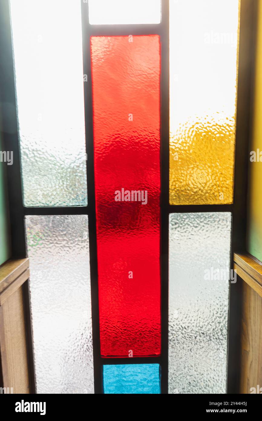 England, Kent, Whitstable, The Peter Cushing Wetherspoon Pub, colorate finestre Art Deco Foto Stock