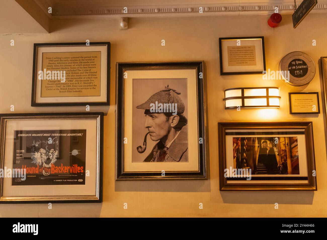 England, Kent, Whitstable, The Peter Cushing Wetherspoon Pub, esposizione dell'attore Peter Cushing Memoriabilia Foto Stock