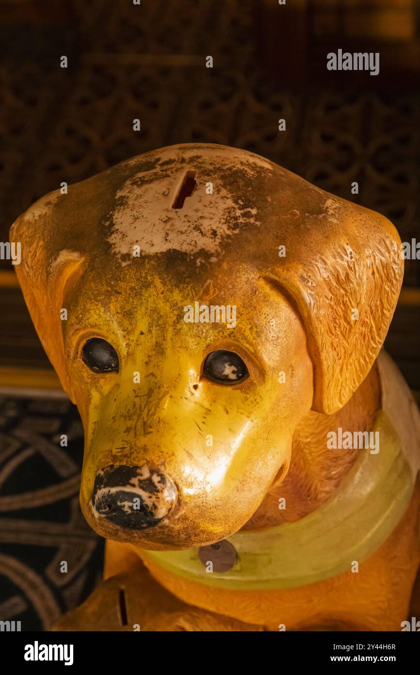 England, Kent, Whitstable, The Peter Cushing Wetherspoon Pub, Vintage RSPCA Charity Box in forma di cane Foto Stock