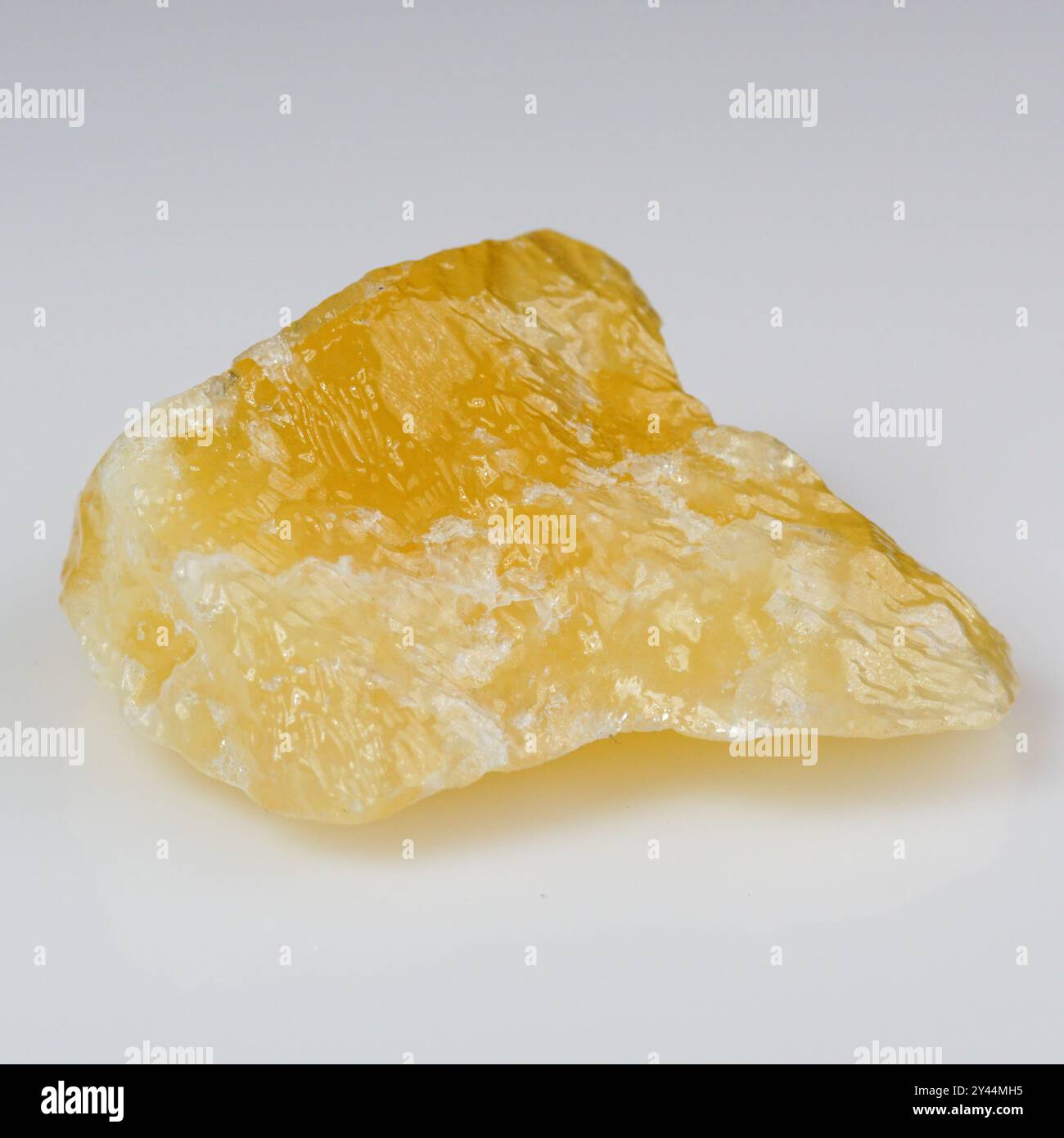 Cristallo Calcite giallo brillante su sfondo bianco. Foto Stock