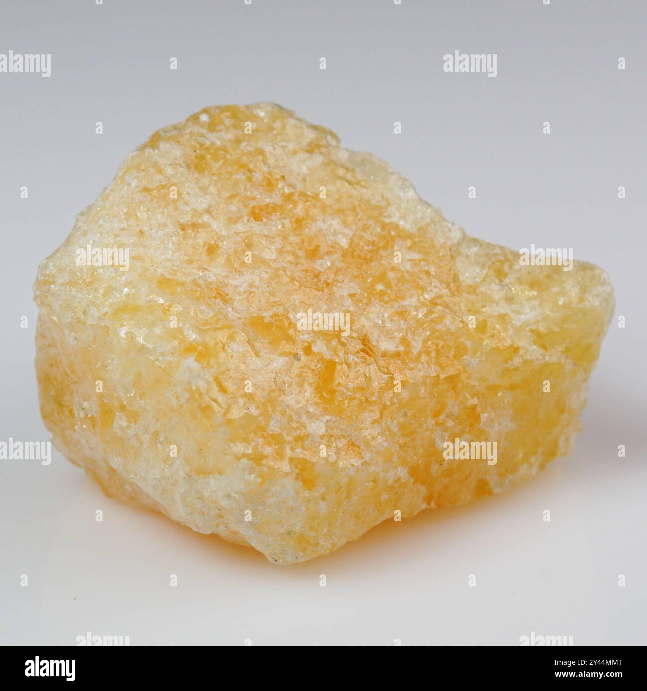 Luccicante cristallo giallo calcite su sfondo bianco. Foto Stock