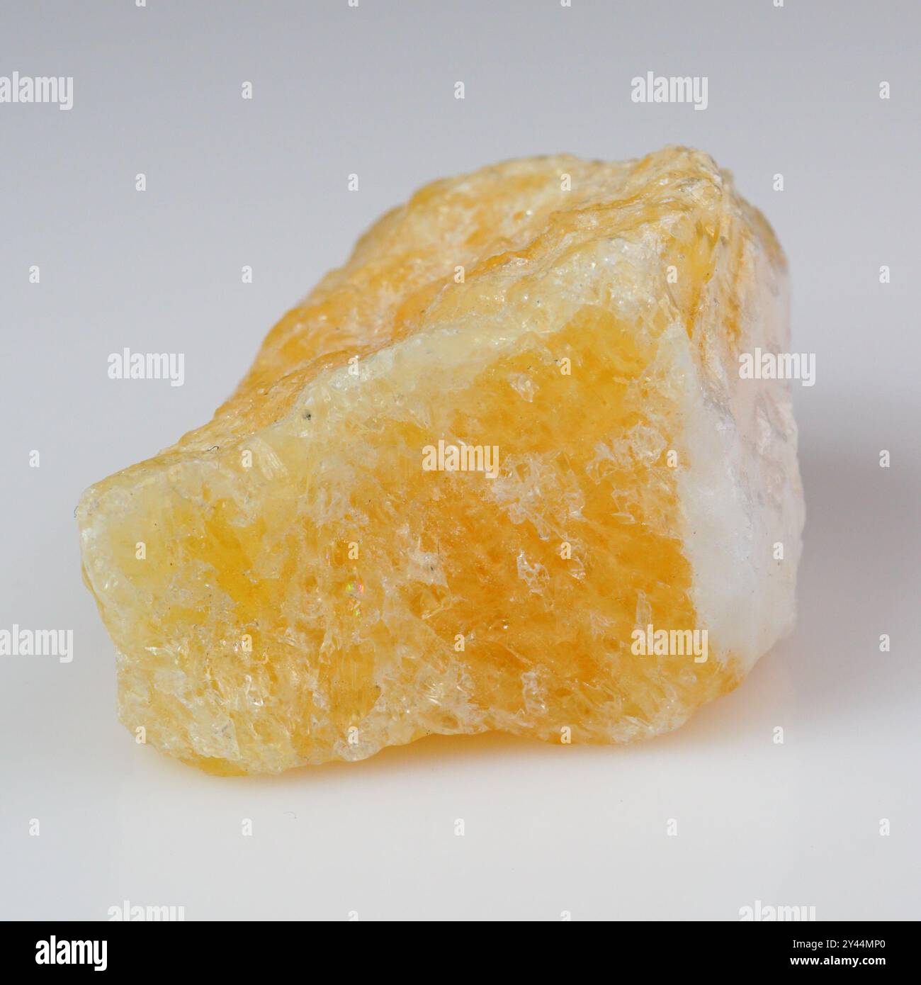 Cristallo di calcite giallo vibrante su superficie riflettente per la raccolta di minerali. Foto Stock