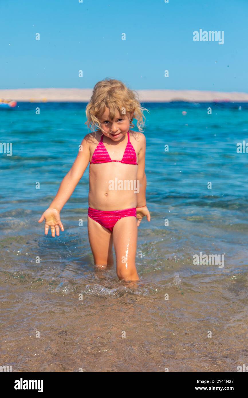 Un bambino si bagna e si tuffa nel mare. Messa a fuoco selettiva. Ragazzo. Foto Stock