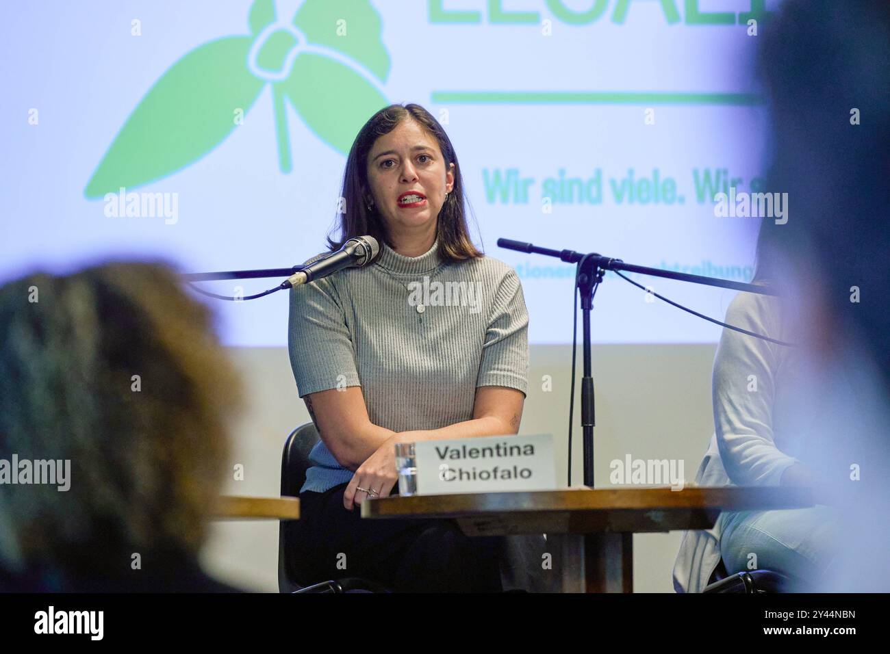 Ein Buendnis von Frauenorganizationen und gesundheitspolitischen Initiativen Hat am Montag 16.09.2024 a Berlino eine bundesweite Kampagne zur Legalisierung von Abtreibungen gestartet. Foto: Valentina Chiofalo, Rechtsanwaeltin, Deutscher Juristen Bund, Rechtsreferendarin am Kammergericht Berlin, waehrend der Vorstellung der Kampagne Das Buendnis fordert die ersatzlose Streichung des Abtreibungsparagrafen 218 aus dem Strafgesetzbuch noch in dieser Legislaturperiode. Un Die stelle der Beratungspflicht soll ein Recht auf Beratung vor einem Abbruch treten. Ausserdem sollen die Kosten der Abtreibung Foto Stock