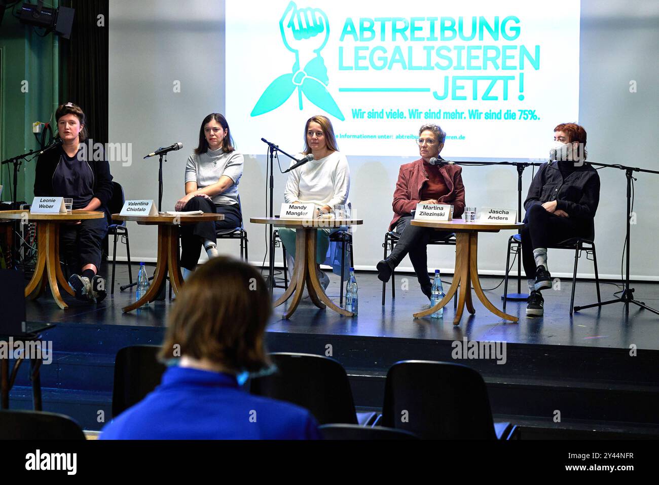 Ein Buendnis von Frauenorganizationen und gesundheitspolitischen Initiativen Hat am Montag 16.09.2024 a Berlino eine bundesweite Kampagne zur Legalisierung von Abtreibungen gestartet. Foto v.l.: Leonie Weber, Pressesprecherin der Kampagne Valentina Chiofalo, Rechtsanwaeltin, Deutscher Juristen Bund, Rechtsreferendarin am Kammergericht Berlin Mandy Mangler, Chefaerztin der Klinik fuer Gynaekologie und Geburtshilfe am Vivantes Auguste-Viktoria-Klinikum und dem Foto Stock