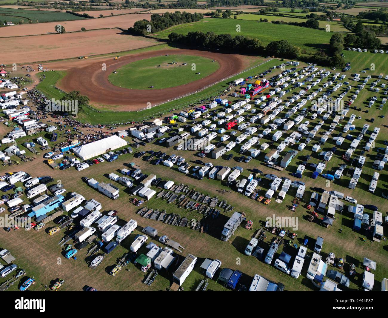 Circuito automobilistico britannico di serie autograss vicino a Monkland Herefordshire Regno Unito nel settembre 2024 - veduta aerea con drone Foto Stock