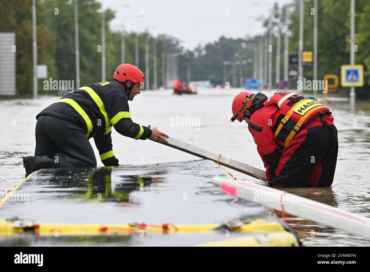 Ostrava, Repubblica Ceca. 16 settembre 2024. Situazione dopo le piogge estreme nella regione Moravia-Slesia, il fiume Odra è stato inondato a Ostrava, Repubblica Ceca, 16 settembre 2024. I vigili del fuoco stanno evacuando persone da Moravska Ostrava e Privoz. Crediti: Jaroslav Ozana/CTK Photo/Alamy Live News Foto Stock